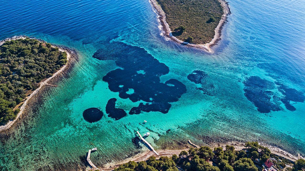 Blaue Lagune bei der Insel Drvenik, auch bekannt als Krknjaši-Inseln