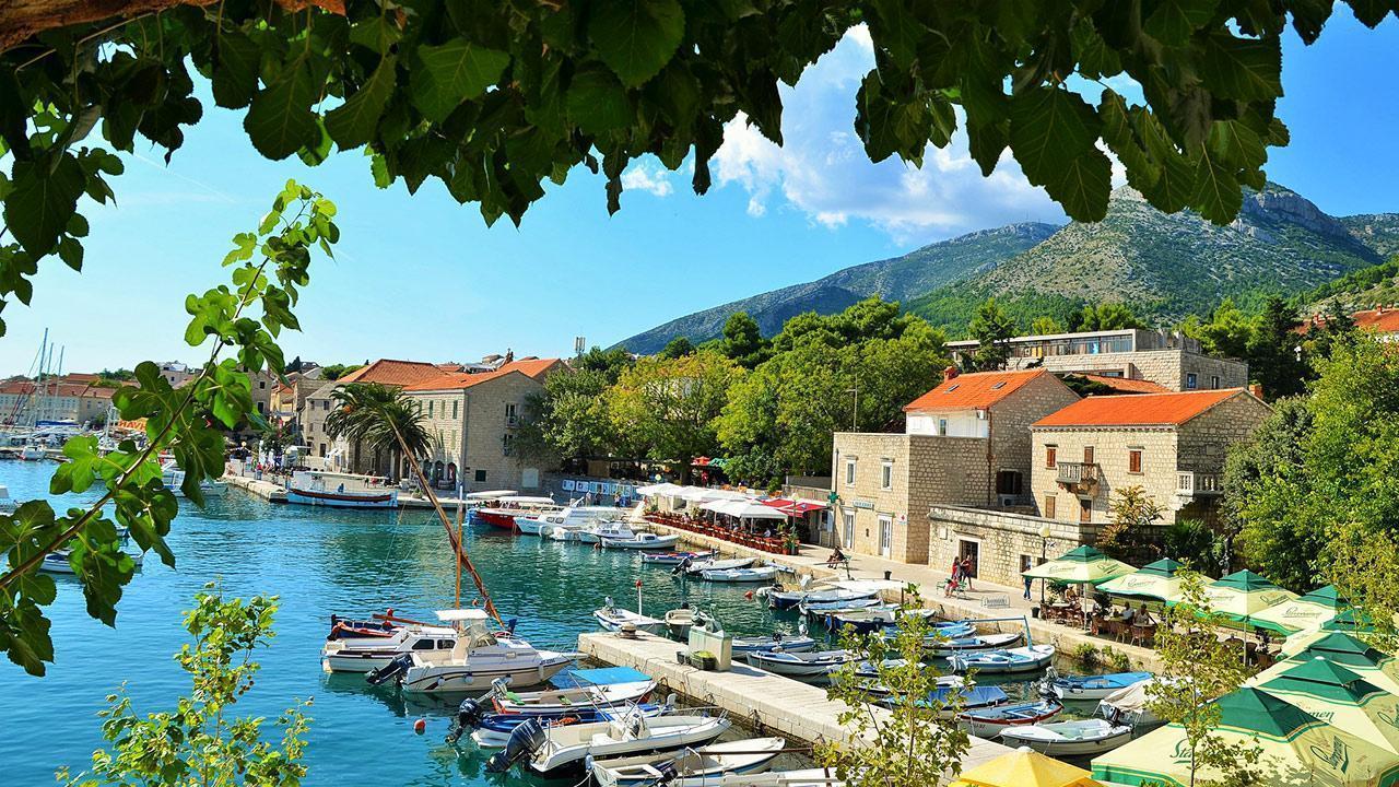 Stadt Bol auf der Insel Brač mit Blue Shark aus Split und Vier-Insel-Tour