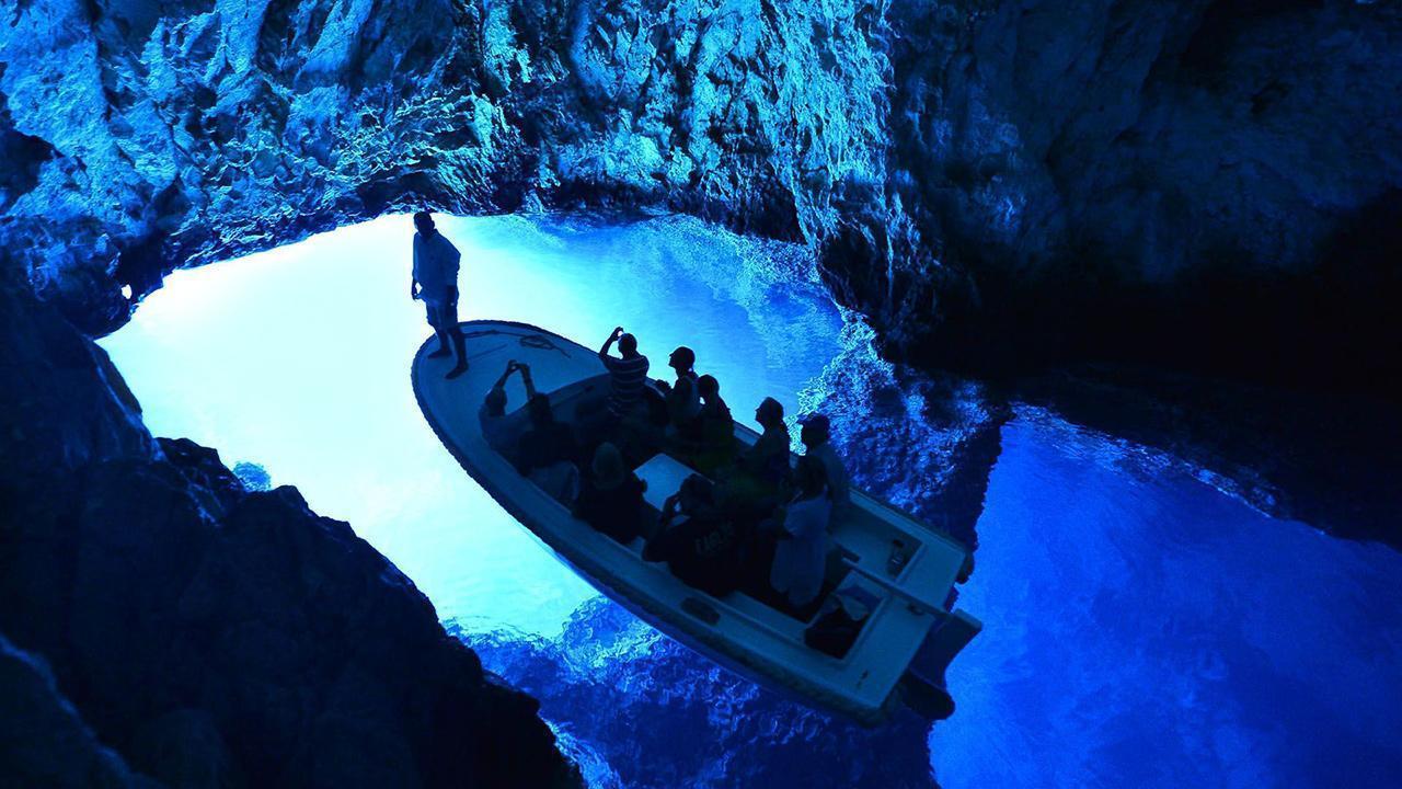 Blue Grotte auf der Insel Biševo von Blue Shark aus Split private Tour